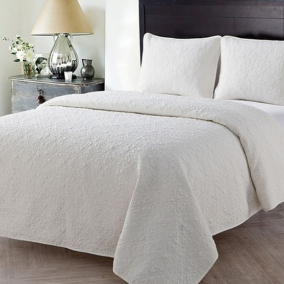 Other - Embossed Lightweight Quilt Set